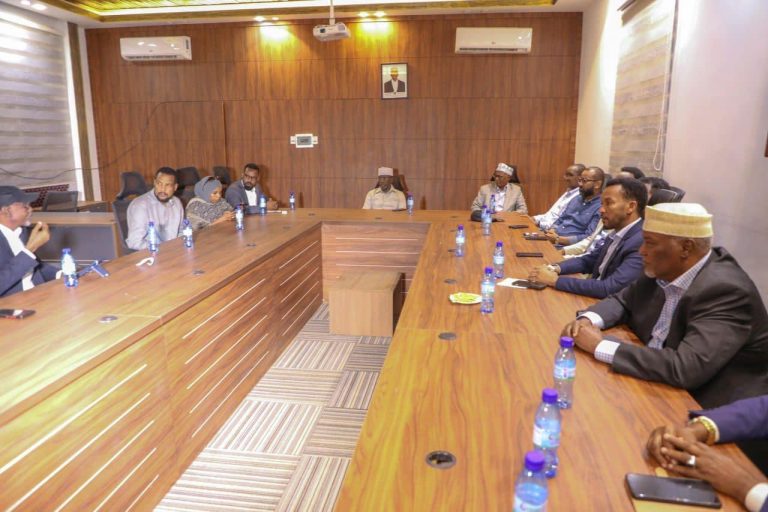 Shariif oo Kulamo La Qaatay Xildhibaanada Labada Aqal & Qodobo Laga soo saaray
