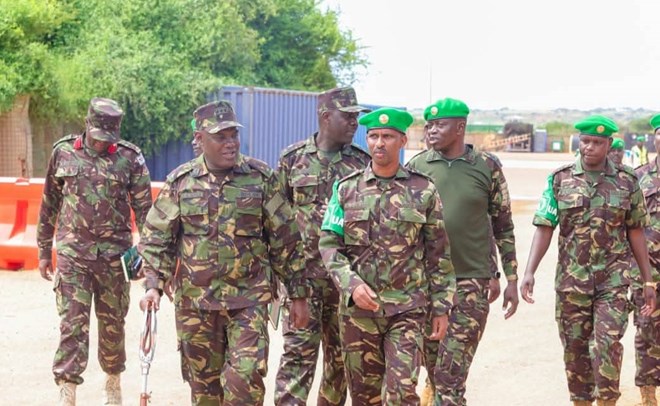 Taliyaha Cusub ee Ciidanka Difaaca Kenya oo Booqday Ciidamada Kenya ee kusugan Soomaaliya